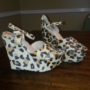 STEVE MADDEN Size 7 wedged platform (Leopard)
